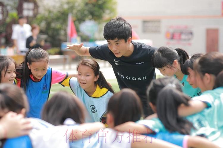 快乐足球 点燃梦想 女足活力玫瑰课堂在隆昌市黄家镇中心学校顺利举行