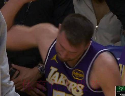 湖人本赛季关键时刻首次失利 东契奇六犯离场怒摔护膝捂脸显失落